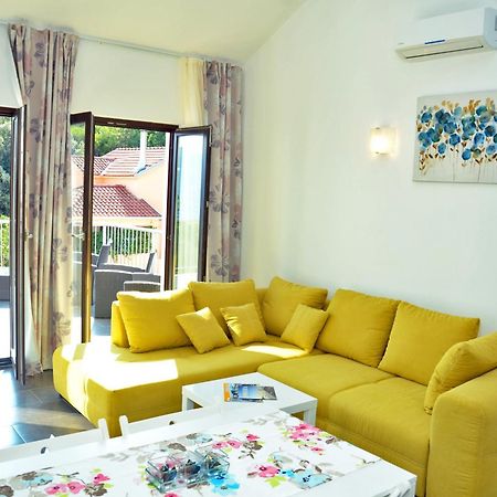 Lozna Residence Postira Exterior photo