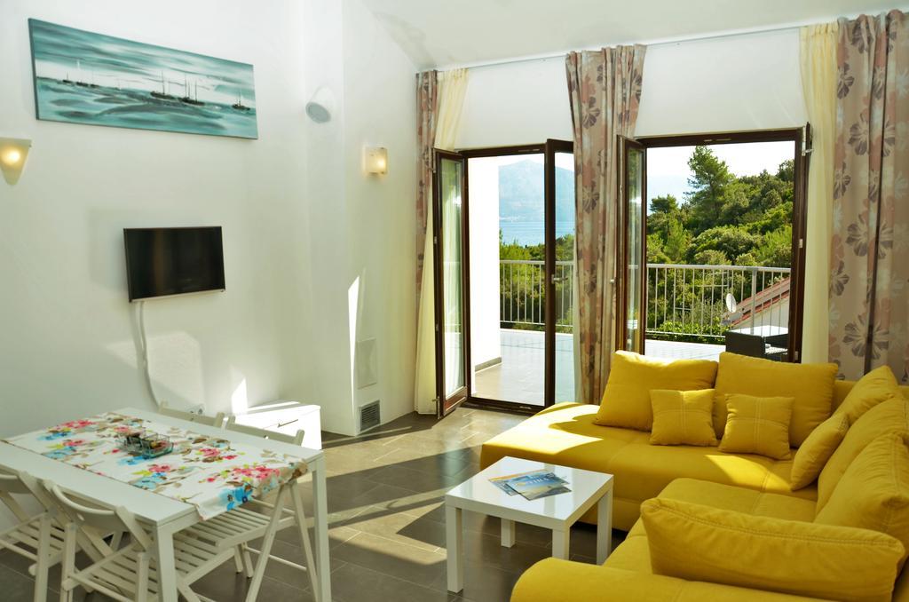Lozna Residence Postira Exterior photo