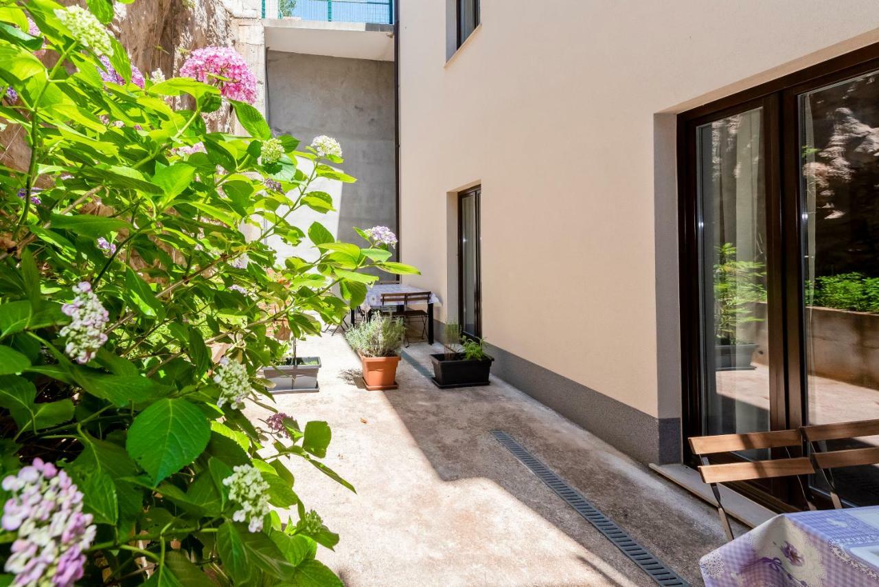 Lozna Residence Postira Exterior photo