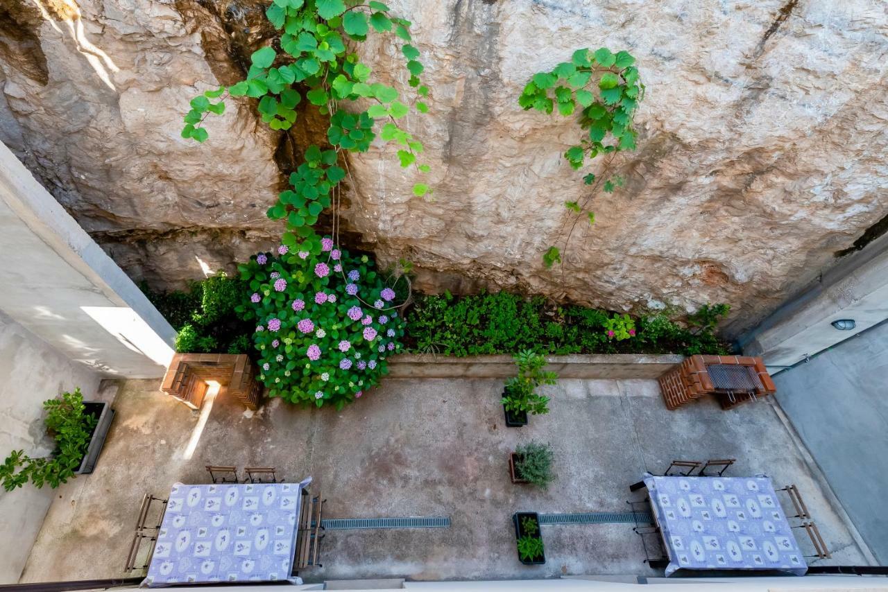 Lozna Residence Postira Exterior photo