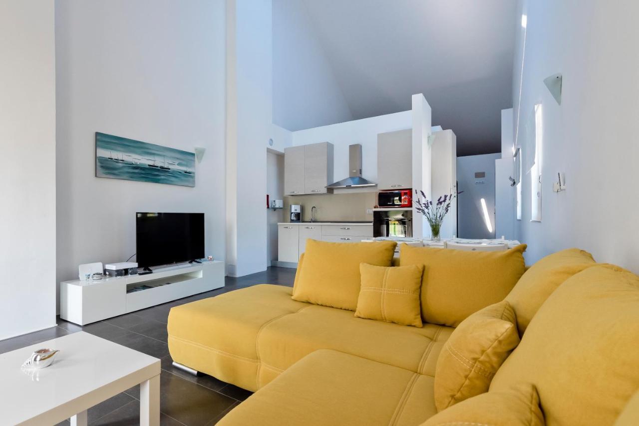 Lozna Residence Postira Exterior photo